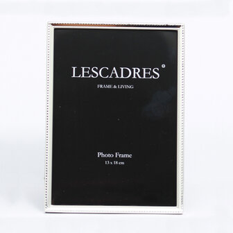 Leenarts 10x15 cm parel smal fotolijst silverplated 304.01.10 is een klassieke lijst met een smal parelrand