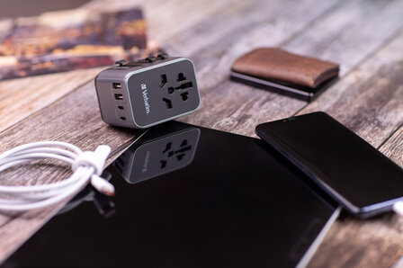 Verbatim UTA-03 Universal Travel Adapter incl USB-A+USB-C